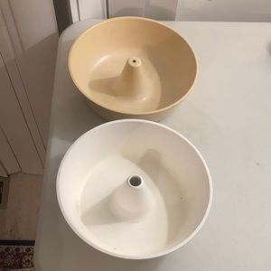 Set of 2 Vtg Hard Plastic Bundt Pans, Regal Ware in Beige & Tara Products white